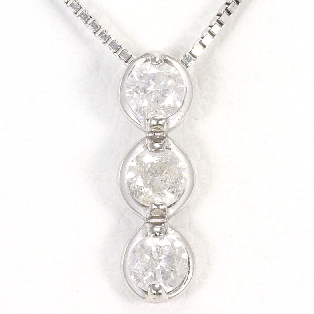 K18 18K GOLD NECKLACE DIAMOND: K18 18k gold Necklace Diamond Brand: No Brand Type/Style: Necklace Material: 18k gold, Main Stone/Creation Diamond Color: Gold Size: Total length 40cm Accessories: None Accessories Notice: When