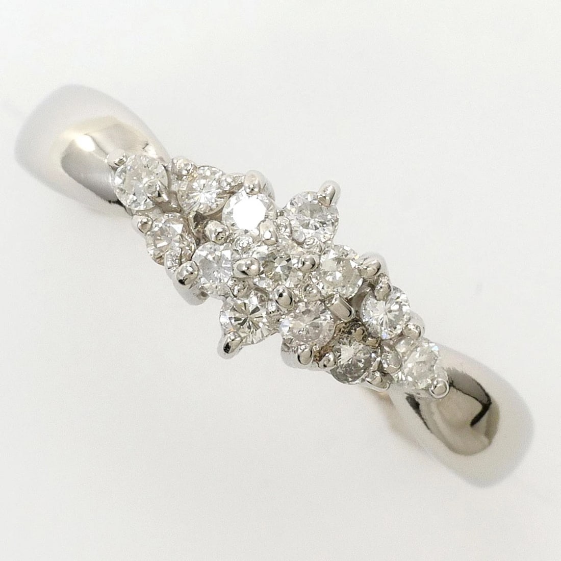 PT850 PLATINUM RINGDIAMOND: PT850 Platinum RingDiamond Brand: No Brand Type/Style: Ring Material: PT850 Platinum, Main Stone/Creation Diamond Color: Silver Size: US 5 1/2 Accessories: None Accessories Notice: When purchasing