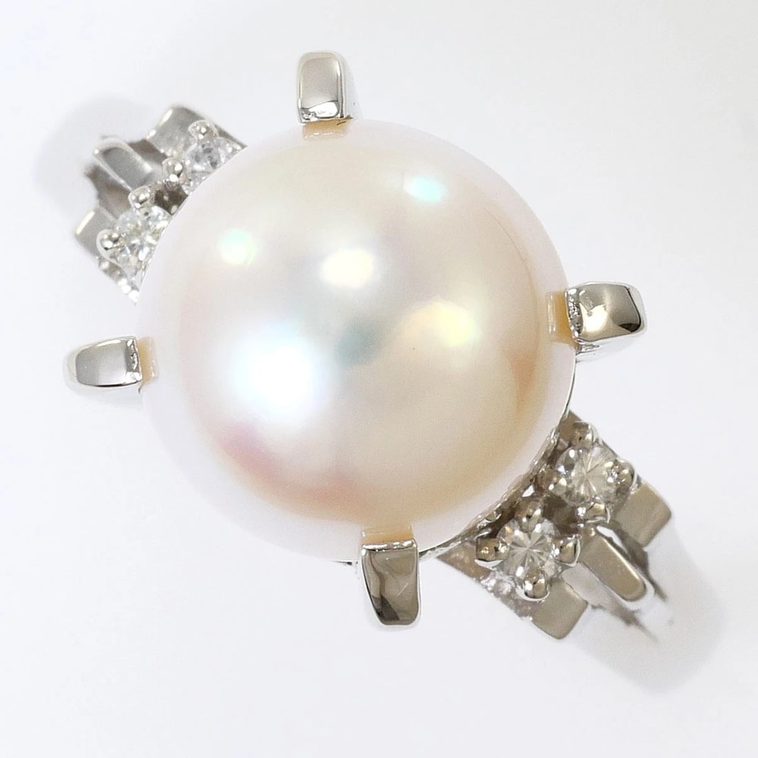 PT900 PLATINUM RING AKOYA PEARL: PT900 Platinum Ring Akoya Pearl Brand: No Brand Type/Style: Ring Material: PT900 Platinum, Main Stone/Creation Akoya Pearl Color: Silver Size: US 6 1/4 Accessories: None Accessories Notice