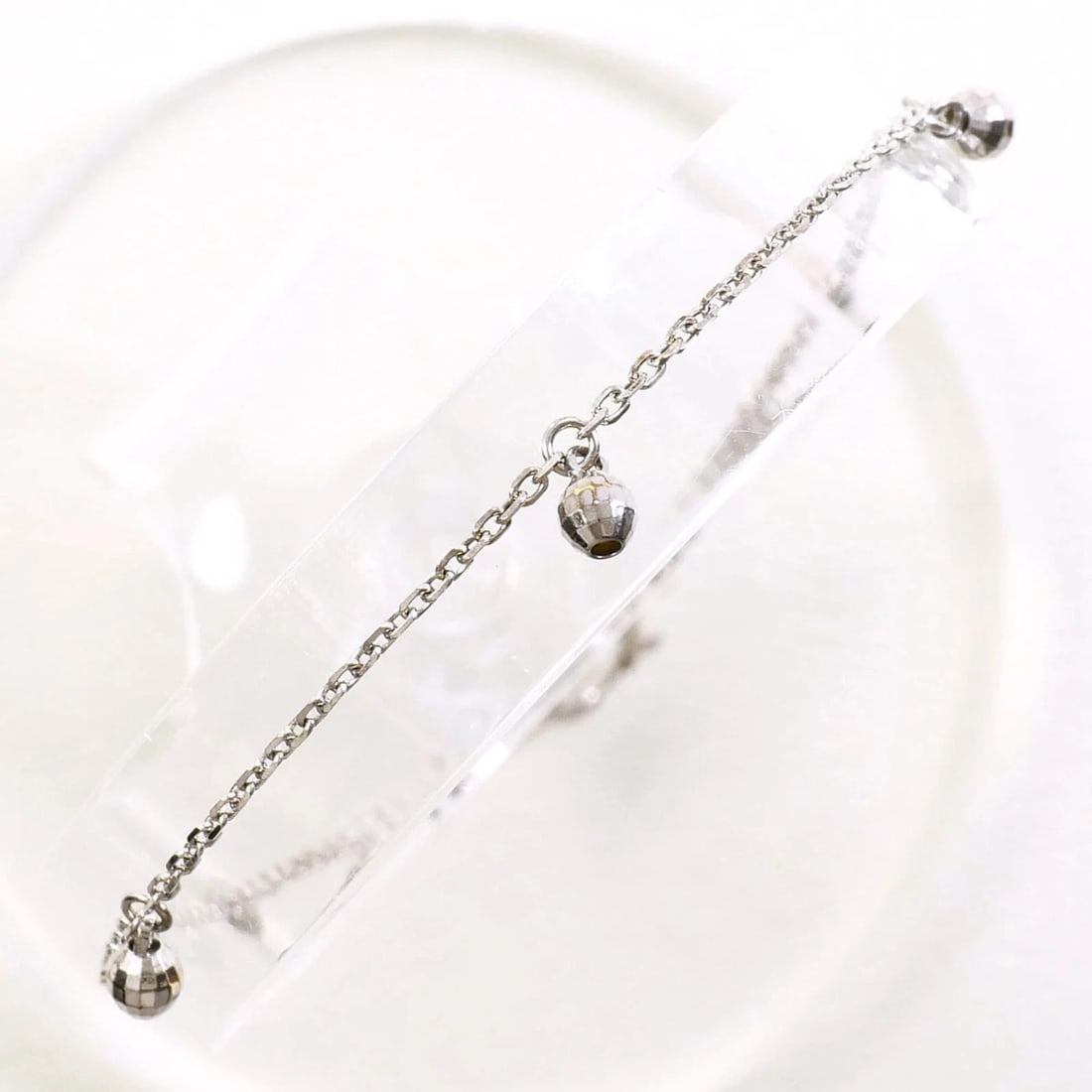 18K WHITE GOLD BRACELET: 18K white gold bracelet Brand: Unbranded Type/Style: Charm bracelet Material: White gold (18K) Color: White gold Size: Total Length 18cm / 7.08'' Accessories: None Accessories Notice: When purchasing