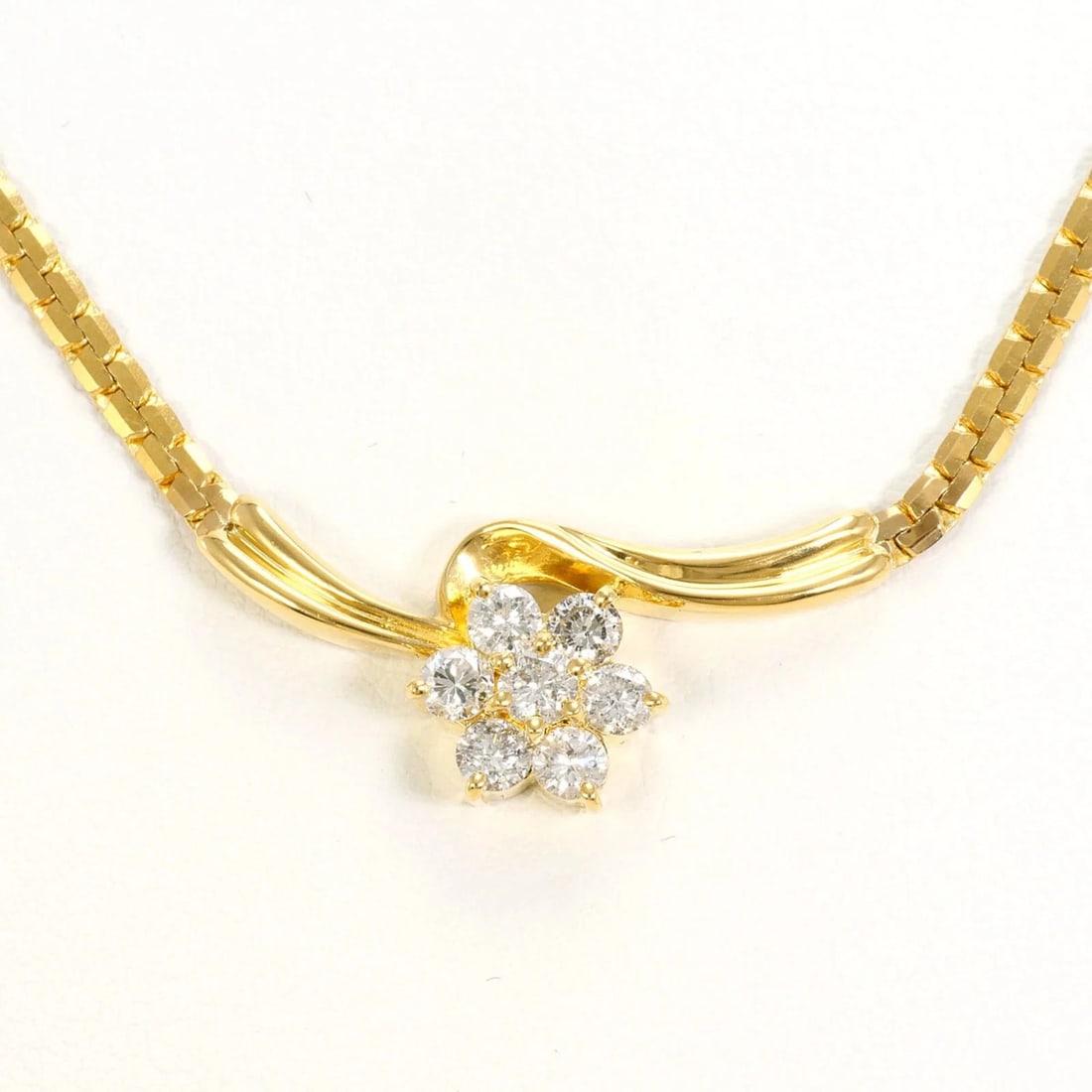 18K YELLOW GOLD NECKLACE DIAMOND: 18K Yellow Gold Necklace Diamond Brand: Unbranded Type/Style: Necklace Material: Yellow gold (18K) Color: Yellow gold Size: Neck Circumference 42 cm / 16.53'' Pendant Size 12mm x 26mm / 0.47'' x 1.02'