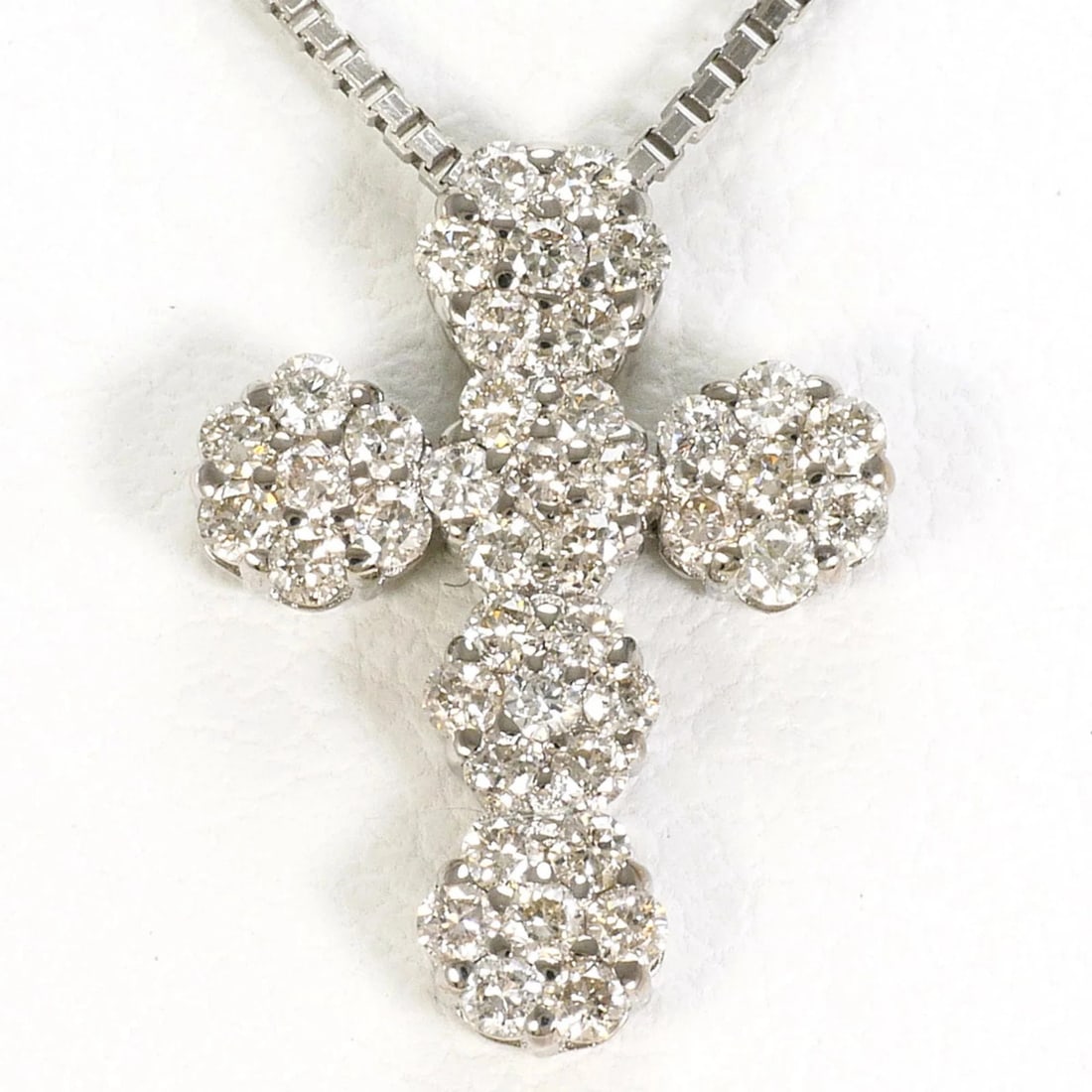 18K WHITE GOLD NECKLACE DIAMOND: 18K white gold necklace diamond Brand: Unbranded Type/Style: Necklace Material: White gold (18K) Color: White gold Size: Neck Circumference 84 cm / 33.07'' Pendant Size 13mm x 10mm / 0.51'' x 0.39''