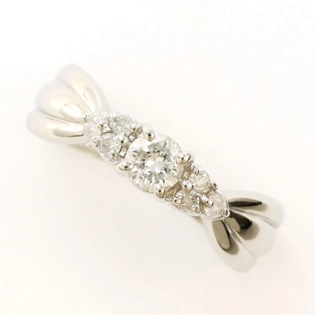 PT900 PLATINUM RING DIAMOND: PT900 Platinum Ring Diamond Brand: Unbranded Type/Style: Band Ring Material: Platinum 900 Color: Platinum Size: US 5 Accessories: None Accessories Notice: When purchasing pre-owned goods,