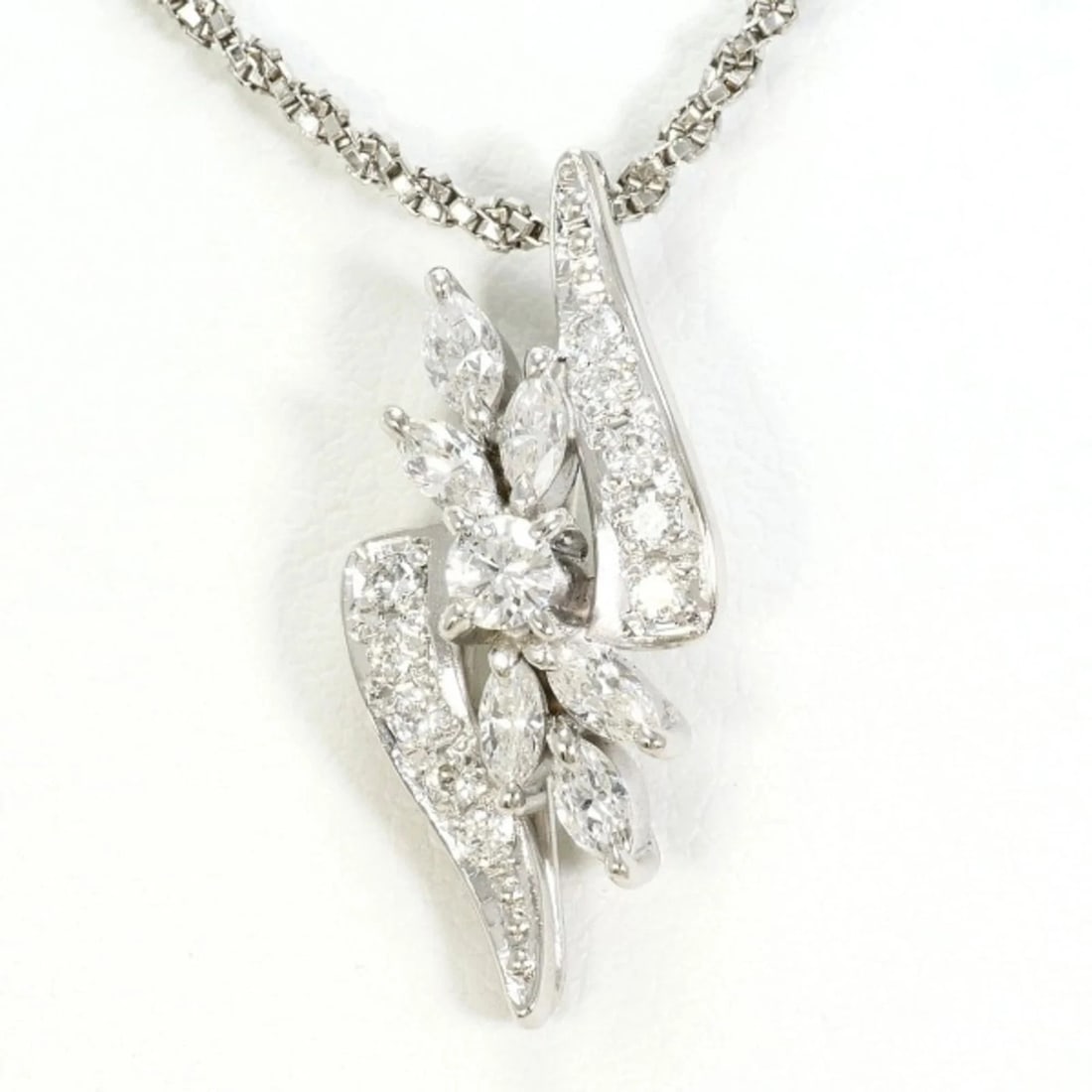PT900 PLATINUM PT850 NECKLACE DIAMOND: PT900 Platinum PT850 Necklace Diamond Brand: Unbranded Type/Style: Necklace Material: Platinum 850 Platinum 900 Color: Platinum Size: Neck Circumference 40 cm / 15.74'' Pendant Size 22mm x 10mm /