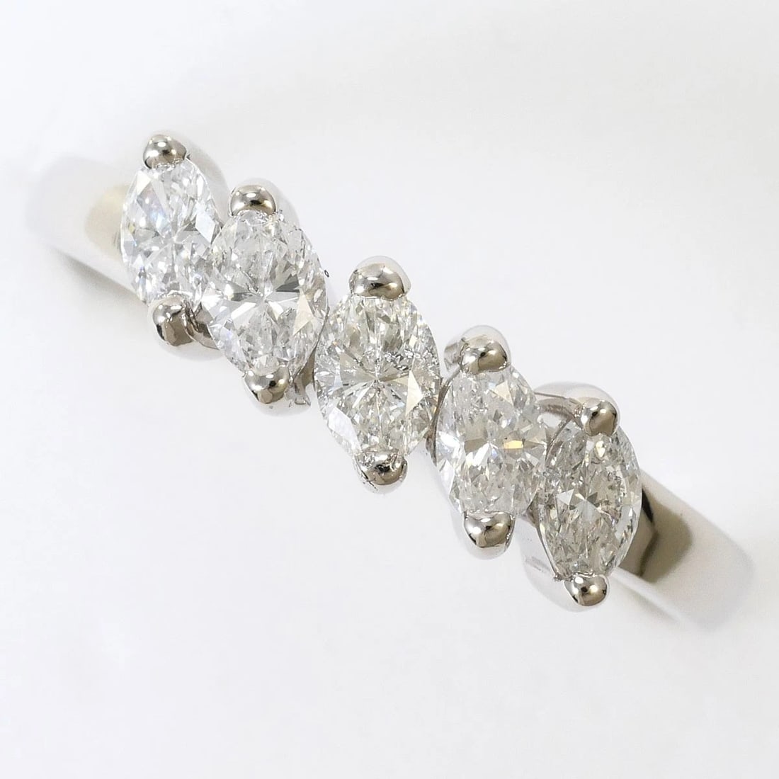 PT850 PLATINUM RING DIAMOND: PT850 Platinum Ring Diamond Brand: No Brand Type/Style: Ring Material: PT850 Platinum, Main Stone/Creation Diamond Color: Silver Size: US7 Accessories: None Accessories Notice: When purcha