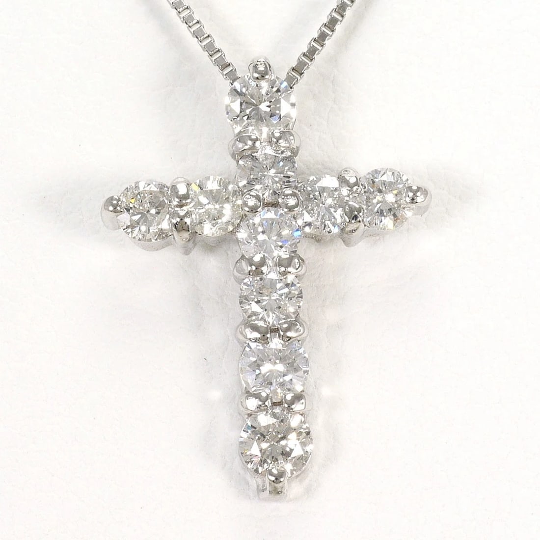 PT900 PLATINUM PT850/PLATINUM NECKLACE DIAMOND: PT900 Platinum PT850/Platinum Necklace Diamond Brand: No Brand Type/Style: Necklace Material: PT900 Platinum PT850/Platinum, Main Stone/Creation Diamond Color: Silver Size: Total length42cm
