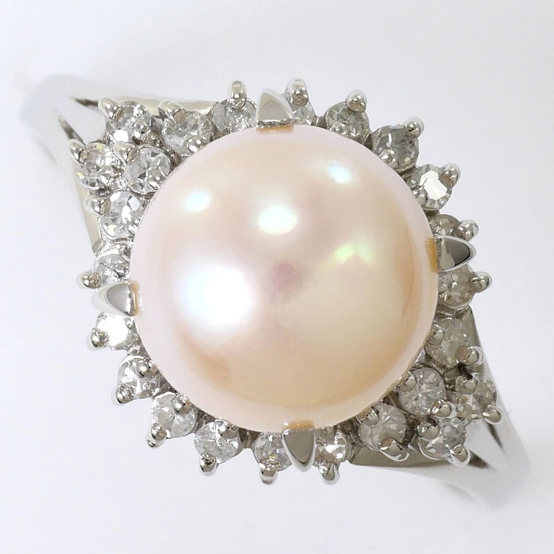 PT900 PLATINUM RING AKOYA PEARL: PT900 Platinum Ring Akoya Pearl Brand: No Brand Type/Style: Ring Material: PT900 Platinum, Main Stone/Creation Akoya Pearl Color: Silver Size: US 8 1/4 Accessories: None Accessories Notice