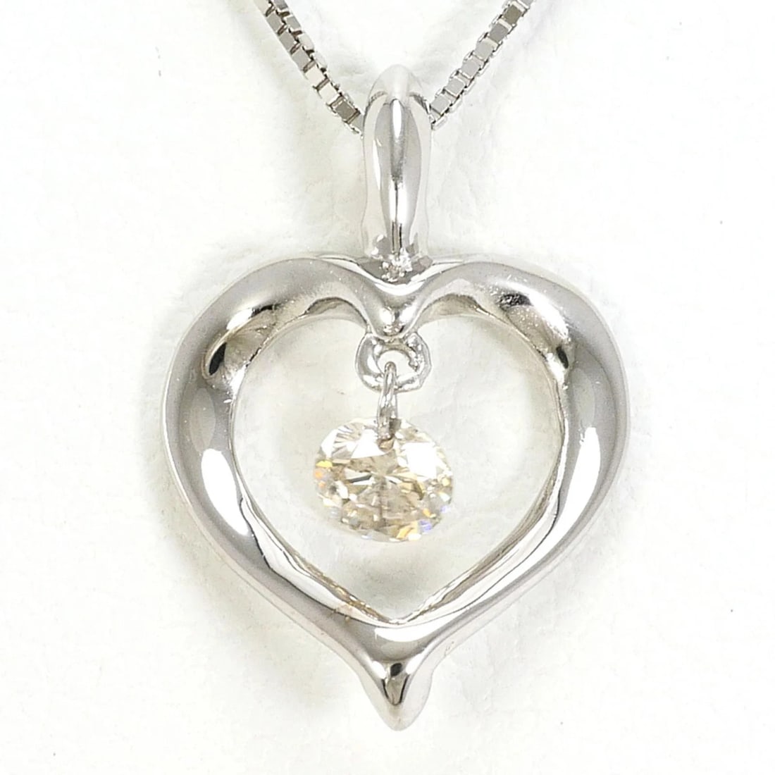18K WHITE GOLD NECKLACE DIAMOND: 18K white gold necklace diamond Brand: Unbranded Type/Style: Necklace Material: White gold (18K), Main Stone/Creation Natural Color: White gold Size: Neck Circumference 40 cm / 15.74'' Pendant Size