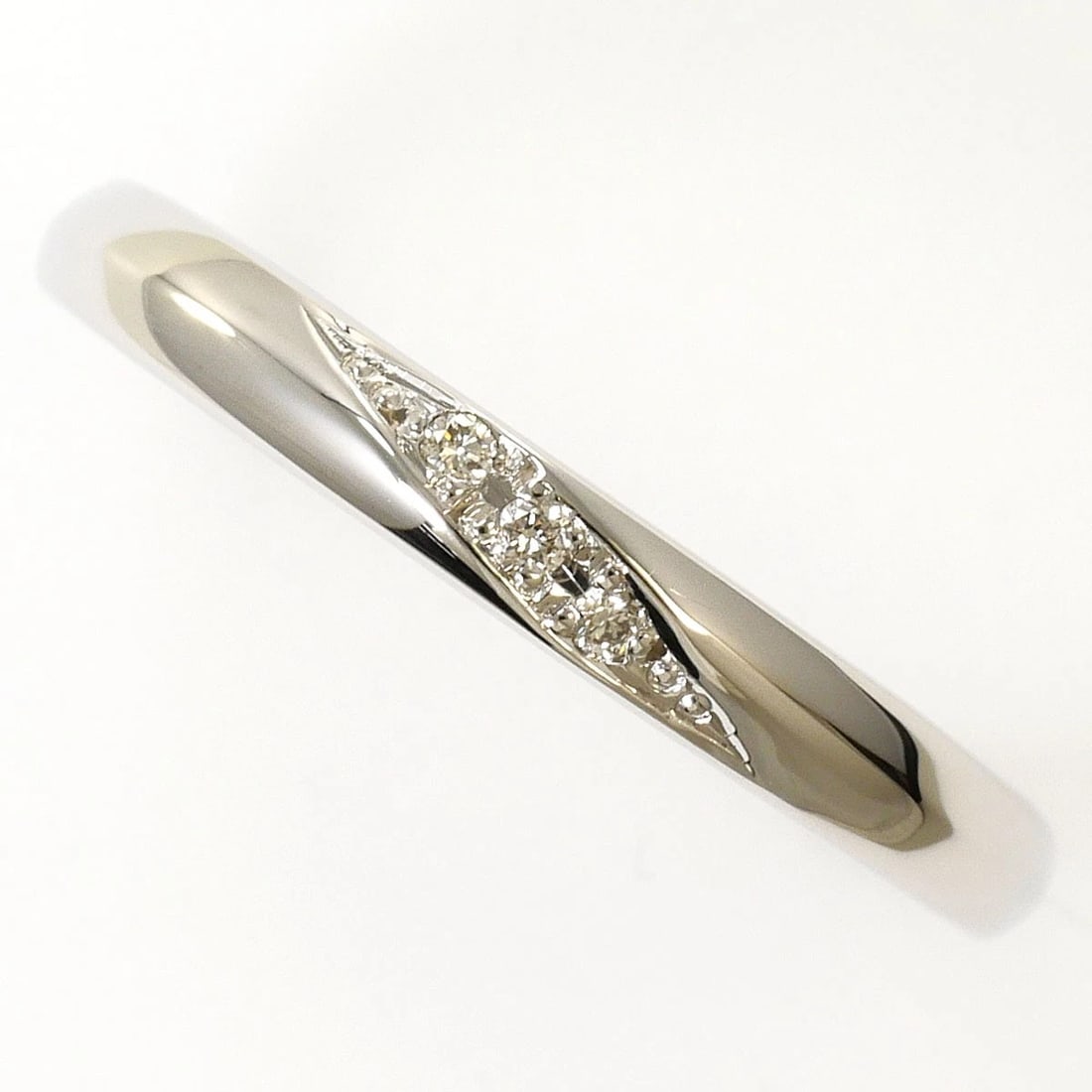 PT900 PLATINUM RING DIAMOND: PT900 Platinum Ring Diamond Brand: No Brand Type/Style: Ring Material: PT900 Platinum, Main Stone/Creation Diamond Color: Silver Size: US 5 3/8 Accessories: None Accessories Notice: When purchasing