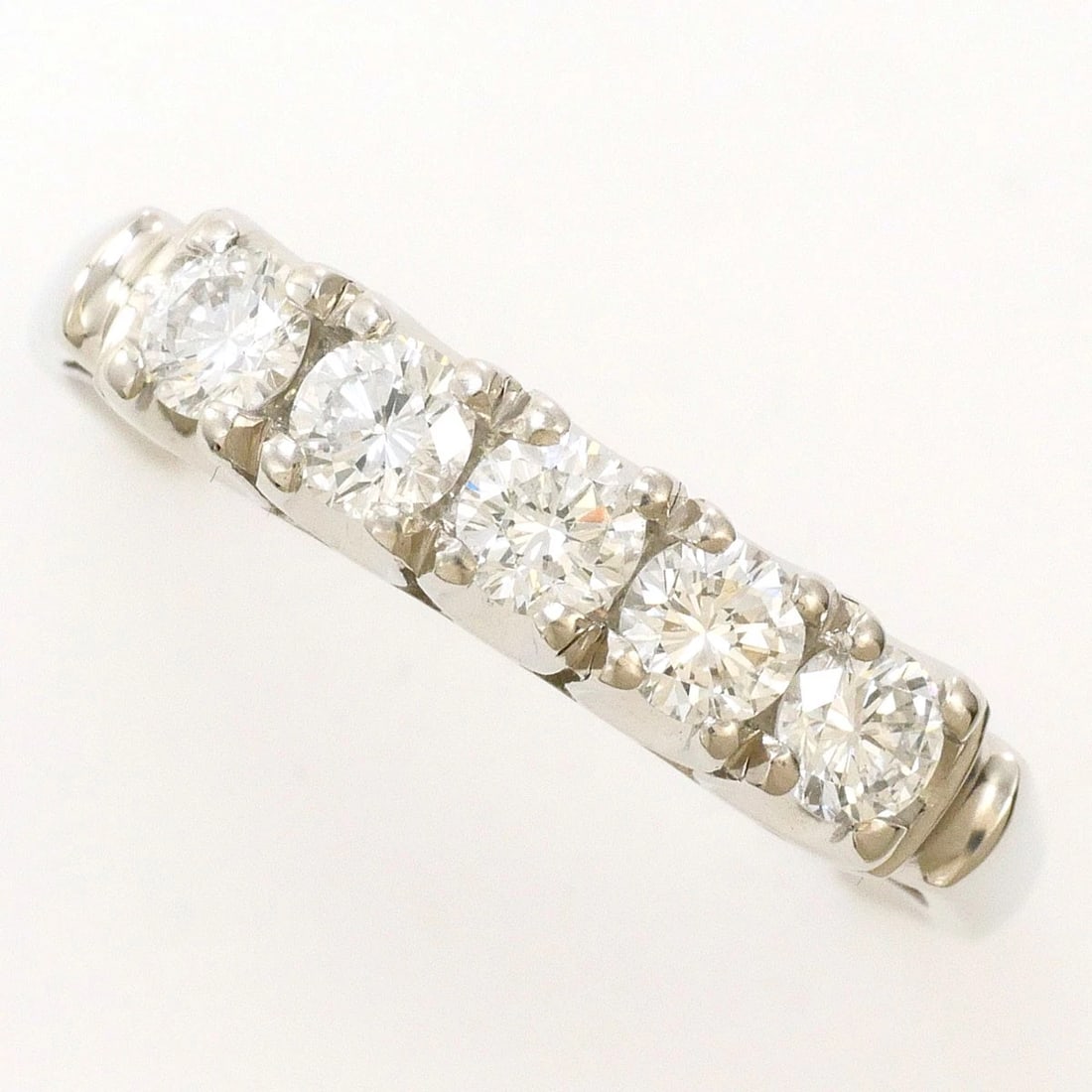 PT900 PLATINUM RING DIAMOND: PT900 Platinum Ring Diamond Brand: No Brand Type/Style: Ring Material: PT900 Platinum, Main Stone/Creation Diamond Color: Silver Size: US 8 1/2 Accessories: None Accessories Notice: When purchasing