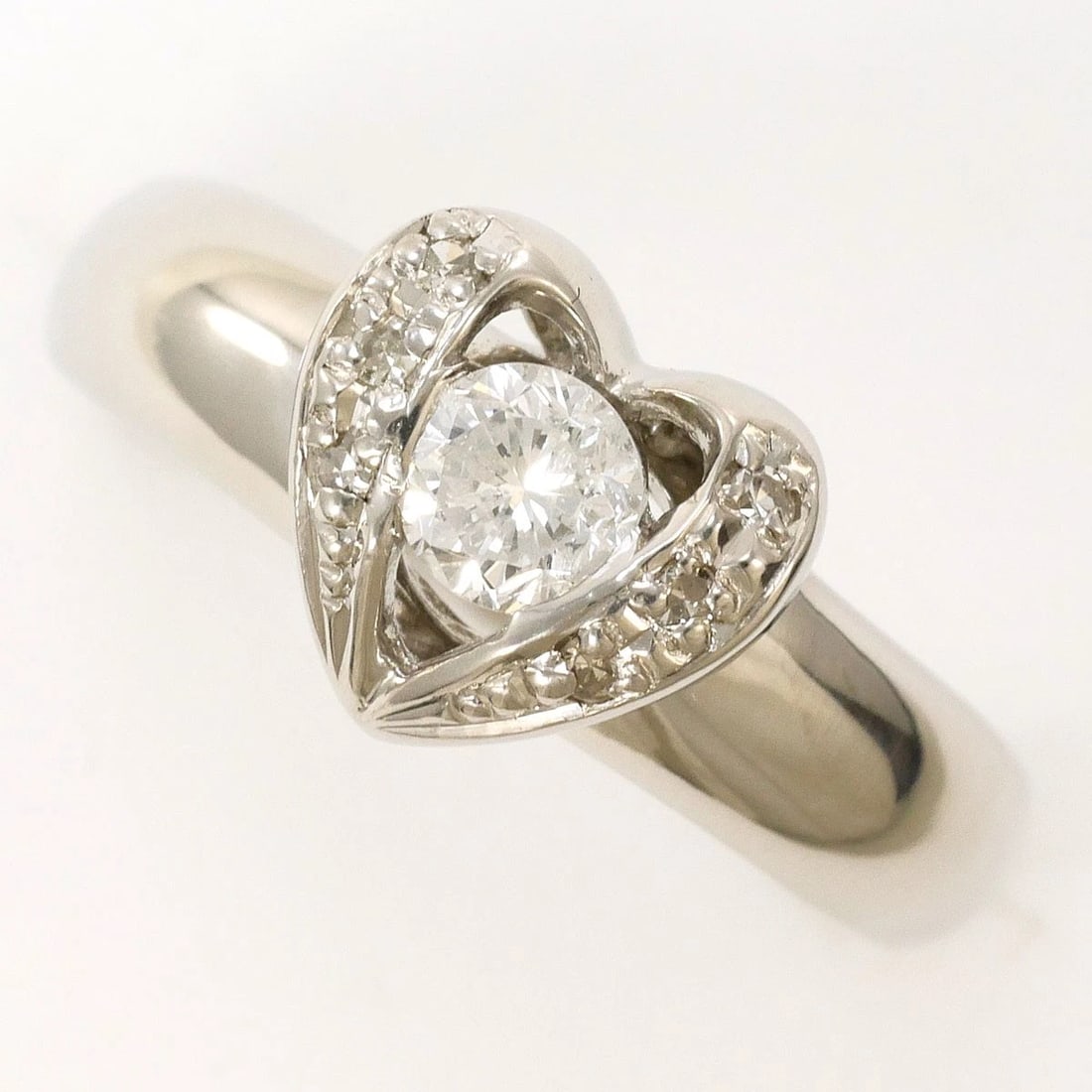 PT900 PLATINUM RING DIAMOND: PT900 Platinum Ring Diamond Brand: No Brand Type/Style: Ring Material: PT900 Platinum, Main Stone/Creation Diamond Color: Silver Size: US 5 1/2 Accessories: None Accessories Notice: When purchasing