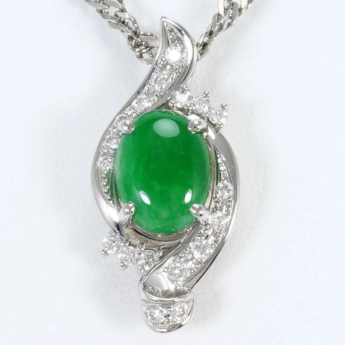 PT900 PLATINUM PT850/PLATINUM NECKLACE JADE: PT900 Platinum PT850/Platinum Necklace Jade Brand: No Brand Type/Style: Necklace Material: PT900 Platinum PT850/Platinum, Main Stone/Creation Jade Color: Silver Size: Total length40cm Accessories: