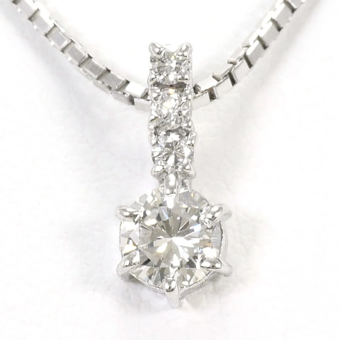 PT900 PLATINUM 18K WHITE GOLD NECKLACE: PT900 Platinum 18K White Gold Necklace Brand: Unbranded Type/Style: Necklace Material: Platinum 900 White gold (18K) Color: Platinum, White gold Size: Neck Circumference 45 cm / 17.71'' Pendant Size 1