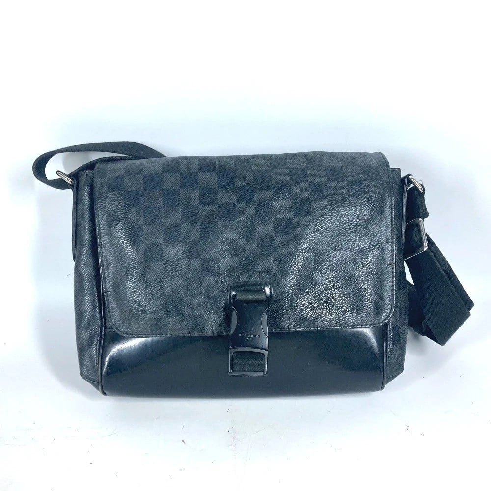 LOUIS VUITTON DAMIERGRAPHITE CROSSBODY SHOULDER BAG: LOUIS VUITTON DamierGraphite Crossbody Shoulder Bag Brand: LOUIS VUITTON Type/Style: Shoulder Bag Material: DamierGraphiteCanvas Color: Black Size: W9.8?H8.5?D3.0inch / W25cm H21.5cm D7.5cm Access