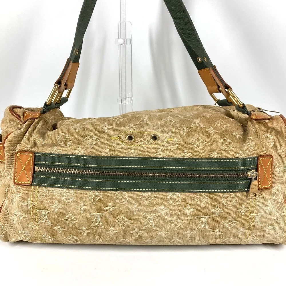 LOUIS VUITTON MONOGRAMMED FLURRY SQUIRREL SHOULDER TOTE BAG: LOUIS VUITTON Monogrammed Flurry Squirrel Shoulder Tote Bag Brand: Louis Vuitton Type/Style: Shoulder Bag Material: MonogramDenim / Leather Color: khaki Size: W17.5?H8.7?D6.1inch / W44.5cm H22cm D15.5