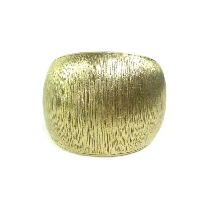 CHANEL ROUNDED BANGLE LAME ? GOLD PLATED BRACELET: CHANEL Rounded Bangle Lame ? Gold Plated Bracelet Brand: CHANEL Type/Style: Bracelet Material: Gold Plated, Color: gold x lame Size: Arm circumference: (approx.) 18cm Width: (approx.) 4cm Accessor