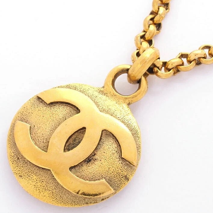 CHANEL NECKLACE COCO MARK TEXTURED ROUND GOLD PLATED: Chanel Necklace Coco Mark Textured Round Gold Plated Brand: Chanel Type/Style: Necklace Material: Plated, Color: gold Size: Neck Circumference: Approx. 78cm / Motif Height: Approx. 48mm (including loo
