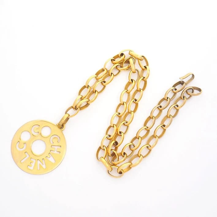 CHANEL NECKLACE LOGO CIRCLE CHAIN GOLD: Chanel Necklace Logo Circle Chain Gold Brand: Chanel Type/Style: Necklace Material: Plated Metal, Color: GOLD Size: Neck Circumference: Approx. 81cm / Motif Height: Approx. 59.6mm / Motif Width: Appro