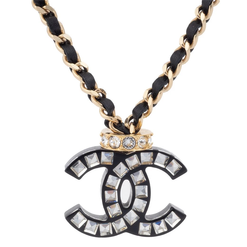 CHANEL NECKLACE METAL RHINESTONES LEATHER BLACK/GOLD: Chanel Necklace Metal Rhinestones Leather Black/Gold Brand: Chanel Type/Style: Necklace Material: Metal, Rhinestone, Leather, Color: Black Size: Chain: 39-44cm, Charm: 2.2 x 3cm Accessories: None