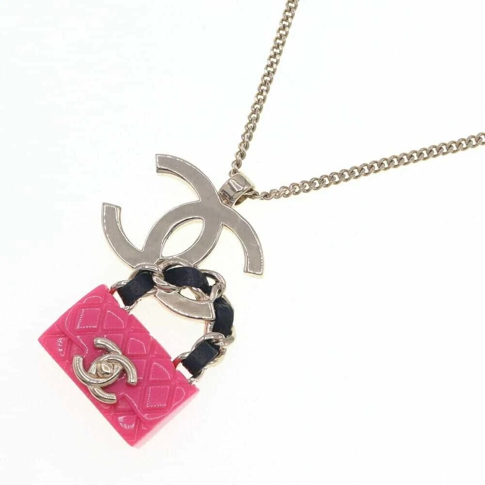 CHANEL NECKLACE COCO MARK BAG MOTIF GOLD/PINK METAL: Chanel Necklace Coco Mark Bag Motif Gold/Pink Metal Brand: Chanel Type/Style: Necklace Material: Metal, Color: Champagne Gold x Pink Size: Chain Length: Approx. 42cm x 60cm (2-stage adjustment) Cloth: