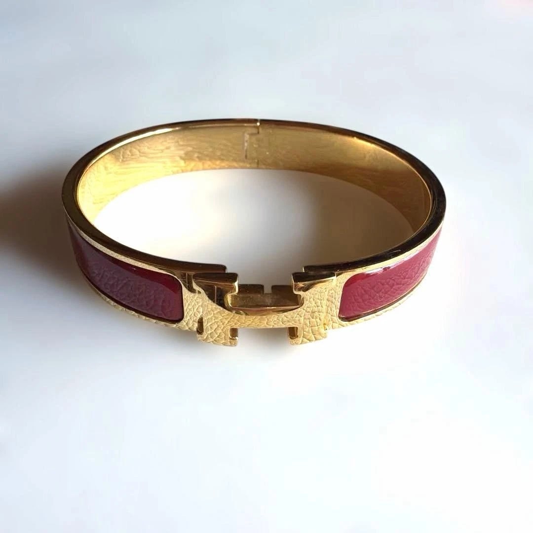 HERMES BANGLE CLIC CLAC H PM RED/GOLD: HERMES Bangle Clic Clac H PM Red/Gold Brand: HERMES Type/Style: Bracelet Material: Metal, Enamel, Color: Red/Gold Size: Wrist circumference: Approx. 16cm Belt width: Approx. 1.1cm Accessories: Non