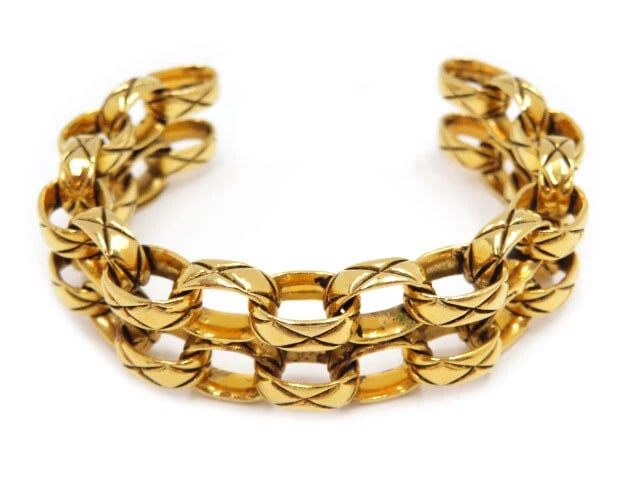 CHANEL BANGLE BRACELET GOLD MATELASSE STITCH UNISEX: CHANEL Bangle Bracelet Gold Matelasse Stitch Unisex Brand: CHANEL Type/Style: Bracelet Material: Matelasse, Color: GOLD Size: Width: Approximately (maximum part) 2cm to 1.5cm Inner circumference: appr