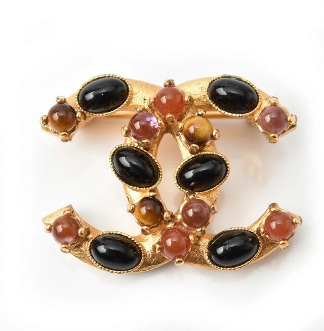 CHANEL GRIPOIX BROOCH COLOR STONE GOLD COCO MARK UNISEX: Chanel Gripoix Brooch Color Stone Gold Coco Mark Unisex Brand: Chanel Type/Style: Brooch Material: GF/Rhinestone, Color: Black/Pink/Gold Size: approx. W3.0 x H2.5cm Accessories: None Acces