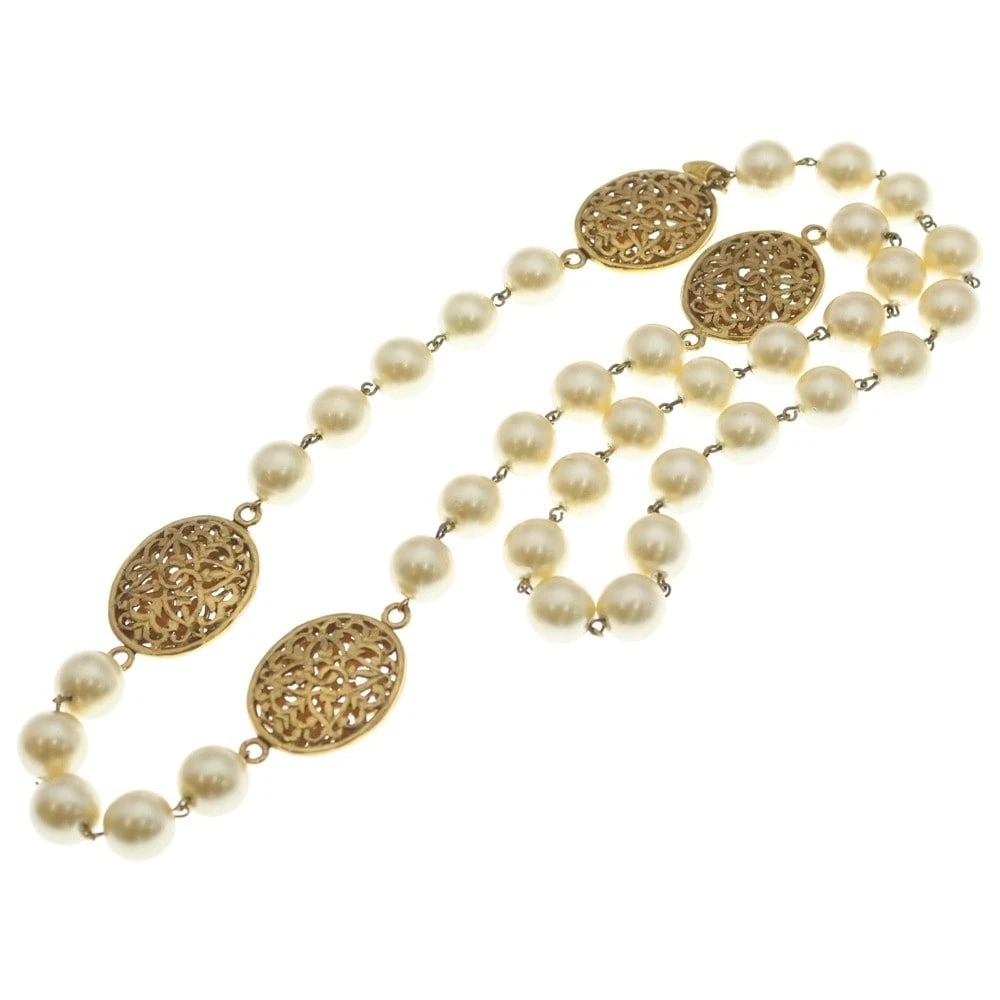 CHANEL NECKLACE PEARL GOLD PLATED WHITE/GOLD: CHANEL Necklace Pearl Gold Plated White/Gold Brand: CHANEL Type/Style: Necklace Material: Pearl/Gold Plated, Color: Ivory/Gold Size: Pendant] Height: 28.46 mm, Width: 47.32 mm [Chain] Total Length: 86