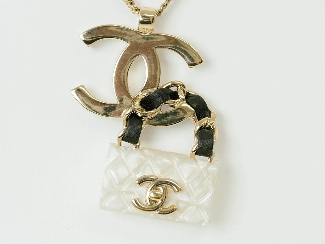 CHANEL NECKLACE COCO BAG CHARM PENDANT GOLD/WHITE: Chanel Necklace Coco Bag Charm Pendant Gold/White Brand: Chanel Type/Style: Necklace Material: Metal and other materials, Color: Gold | White Size: Chain: 60cm, Charm: 4cm (height) x 3cm (width Ac