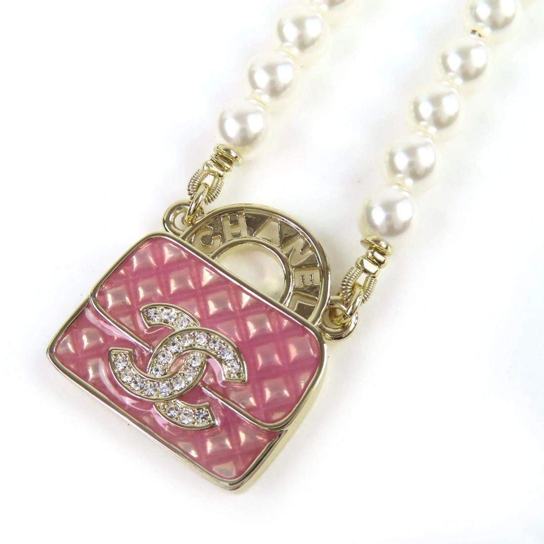 CHANEL NECKLACE COCO MARK RHINESTONE/PEARL MATELASSE BAG MOTIF GOLD/PINK: Chanel Necklace Coco Mark Rhinestone/Pearl Matelasse Bag Motif Gold/Pink Brand: Chanel Type/Style: Necklace Material: Rhinestone/Pear, Color: Gold/Pink Size: Top Length: Approx. 2.3cm, Top Width: Appr