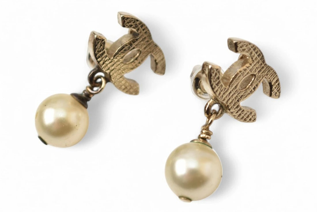 CHANEL EARRINGS MINI CC MOTIF COCO MARK SWING PEARL GOLD: CHANEL Earrings Mini CC Motif Coco Mark Swing Pearl Gold Brand: CHANEL Type/Style: Earring Material: GP, Color: GOLD Size: Total Length: Approx. 2.2cm Motif: Approx. W1.1cm x Approx. H2.2cm Access