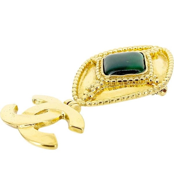 CHANEL GRIPOIX BROOCH COCO MARK METAL GP GLASS GOLD: Chanel Gripoix Brooch Coco Mark Metal GP Glass Gold Brand: Chanel Type/Style: Brooch Material: Metal GP, Color: Gold ? Green Size: approx. 3.3 cm (W) ? 6.5 cm (H) Accessories: None Accesso