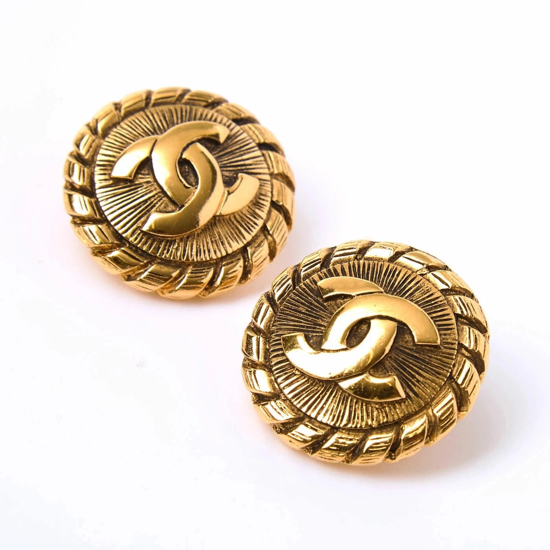 CHANEL ROUND EARRINGS GOLD PLATED METAL: CHANEL Round Earrings Gold Plated Metal Brand: CHANEL Type/Style: Earring Material: Metal, Color: GOLD Size: Size: 2.9cm Accessories: None Accessories Notice: When purchasing pre-owned goo