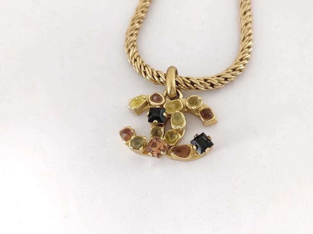 CHANEL NECKLACES & PENDANTS GRIPOIR RHINESTONES: CHANEL Necklaces & Pendants Gripoir Rhinestones Brand: CHANEL Type/Style: Necklace & Pendants Material: Gold Plated with Rhinestones, Color: GOLD Size: Neck circumference: Approx. 42.0-47.5cm Top: App