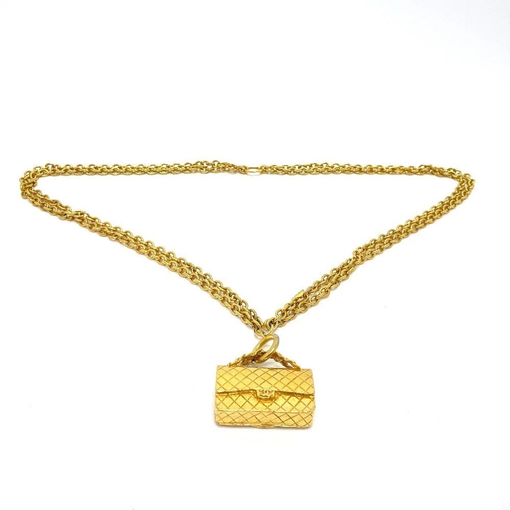 CHANEL NECKLACE MATELASSE BAG-SHAPED PENDANT GOLD: CHANEL Necklace Matelasse Bag-Shaped Pendant Gold Brand: CHANEL Type/Style: Necklace Material: GP, Color: GOLD Size: Total Length: 44.6cm Top: W43mm x H36mm Accessories: None Accessories N