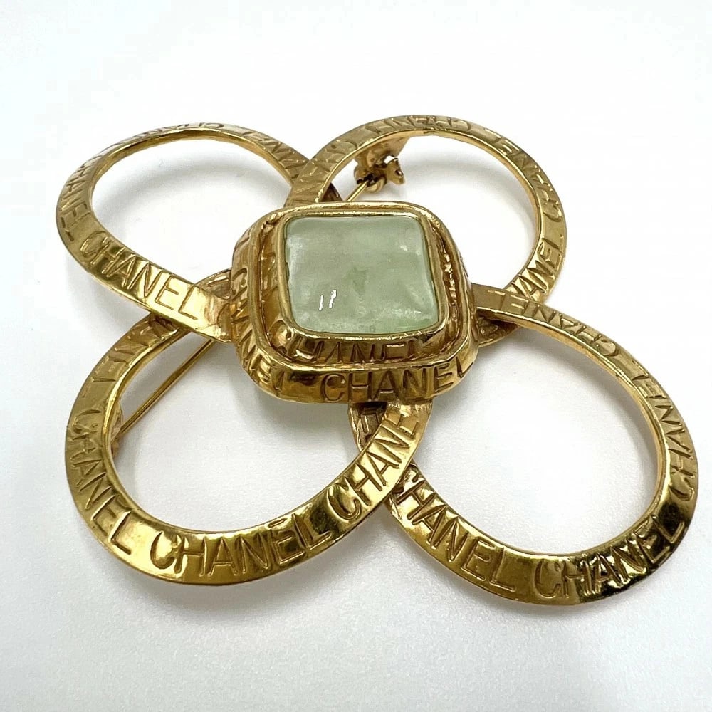 CHANEL BROOCH LOGO GRIPOA GP GOLD GREEN COLORED STONES: CHANEL Brooch Logo Gripoa GP Gold Green Colored Stones Brand: CHANEL Type/Style: Brooch Material: GP, Color: Gold x Green Size: Width: Approx. 6.2cmHeight: Approx. 7.1cmThickness: Approx. 1cm Acce