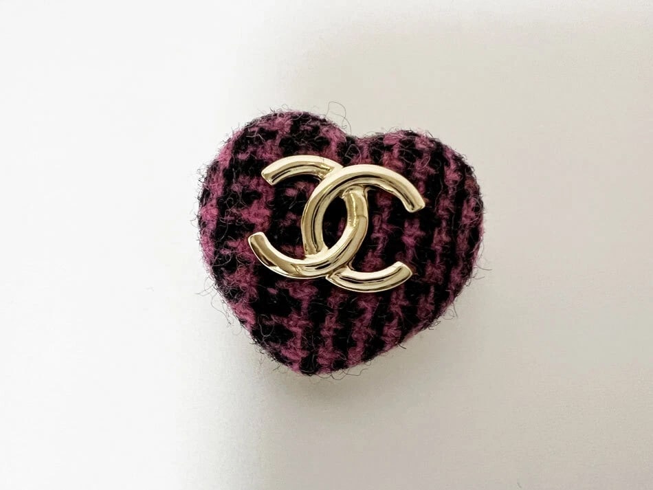 CHANEL TWEED LADIES PIN BROOCH HEART GOLD PINK BLACK: CHANEL Tweed Ladies Pin Brooch Heart Gold Pink Black Brand: CHANEL Type/Style: Brooch Material: Gold hardware, Tweed, Color: Pink, Black Size: W3.5?H3cm, 20g Accessories: None Accessories