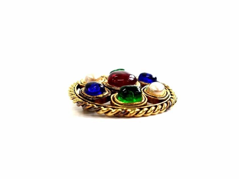 CHANEL BROOCH GRIPOIX GOLD COLORED STONE: CHANEL Brooch Gripoix Gold Colored Stone Brand: CHANEL Type/Style: Brooch Material: GP, Glass, Color: Multi Size: Actual Measurements: Diameter approx. 4.2cm, Pin length approx. 2.2cm Accessories: