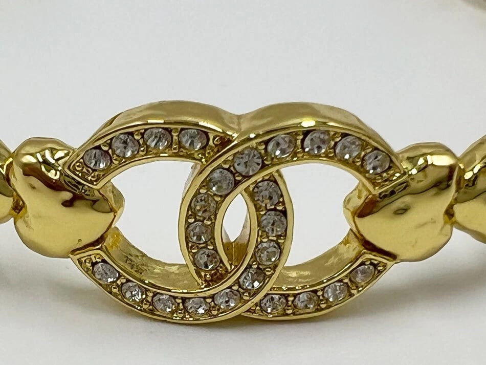 CHANEL BANGLE BRACELET METAL RHINESTONE GOLD HEART: CHANEL Bangle Bracelet Metal Rhinestone Gold Heart Brand: CHANEL Type/Style: Bracelet Material: Metal, Strass / Gold, Main Stone/Creation Natural Color: Gold Size: approx. 17 cm (arm circumference: 17