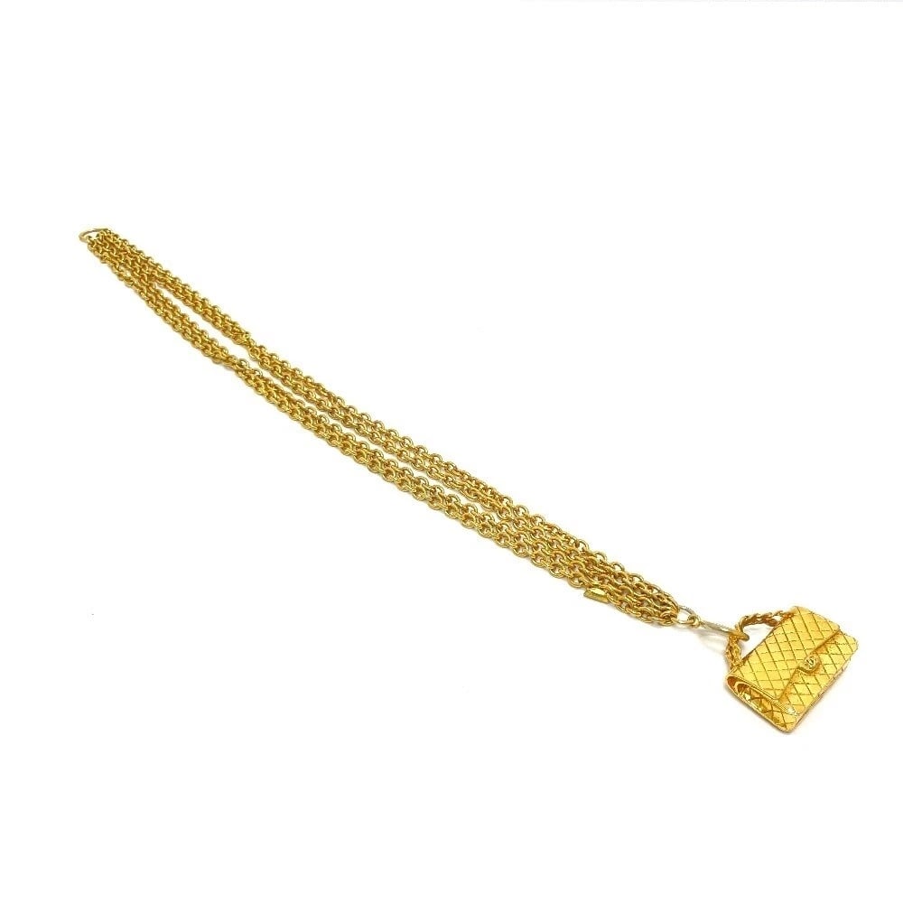 CHANEL BAGTYPE NECKLACE PENDANT GOLDPLATED: CHANEL Bagtype Necklace Pendant GoldPlated Brand: CHANEL Type/Style: Necklace Material: GP, Color: Gold Size: Total length: 44.6 cm Top W 43 mm x H 36 mm Accessories: None Accessories Noti