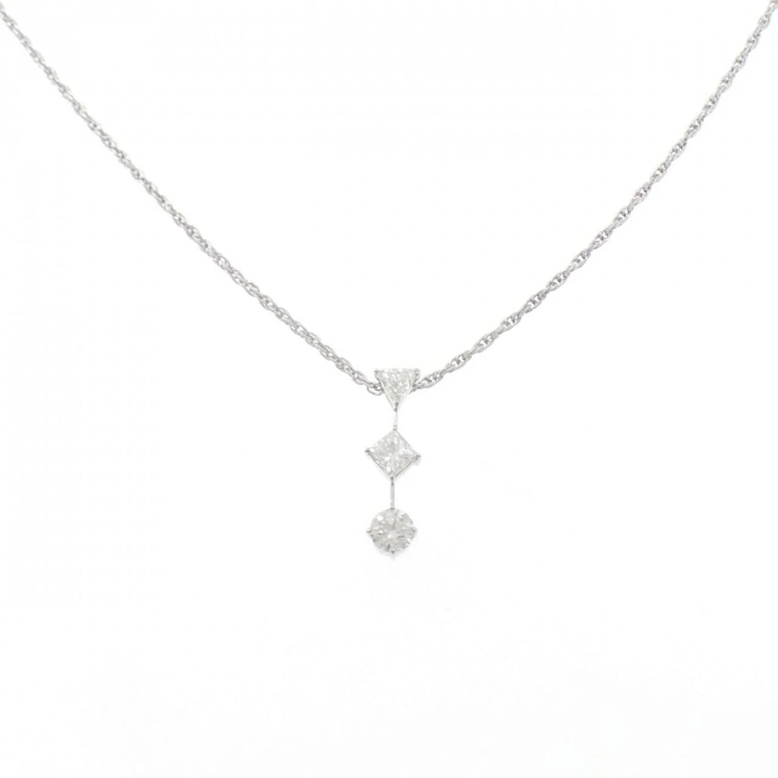 PT900/PT850 DIAMOND NECKLACE: PT900/PT850 Diamond Necklace Brand: Unbranded Type/Style: Diamond Necklace Material: PT900/PT850, Color: Platinum Size: Actual Size Pendant length approx. x width approx.: 19.6mmx5.7mm Chain maximum