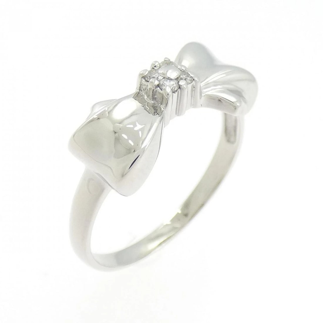 PT900 RIBBON DIAMOND RING: PT900 Ribbon Diamond Ring Brand: Unbranded Type/Style: Diamond Ring Material: Platinum900, Color: Platinum Size: US 6 1/4 Accessories: None Accessories Notice: When purchasing pre-owned goods, please