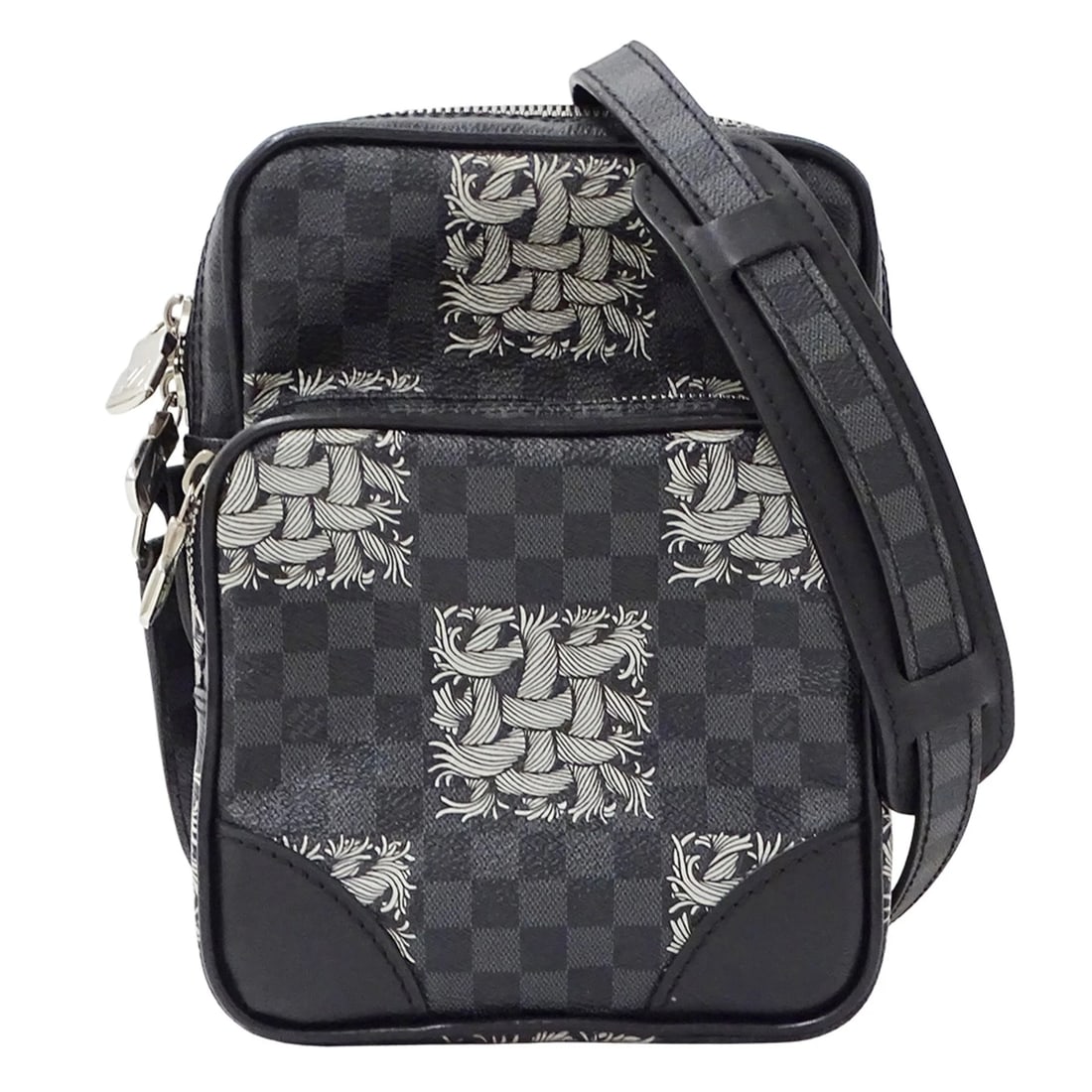LOUIS VUITTON DAMIER GRAPHITE CHRISTOPHER NEMETH HANDBAG: Louis Vuitton Damier Graphite Christopher Nemeth Handbag Brand: Louis Vuitton Type/Style: Handbag, Shoulder bag Material: Damier Graphite , Canvas Color: Black, Damier Graphite Size: (HxWxD)21cm x 15c