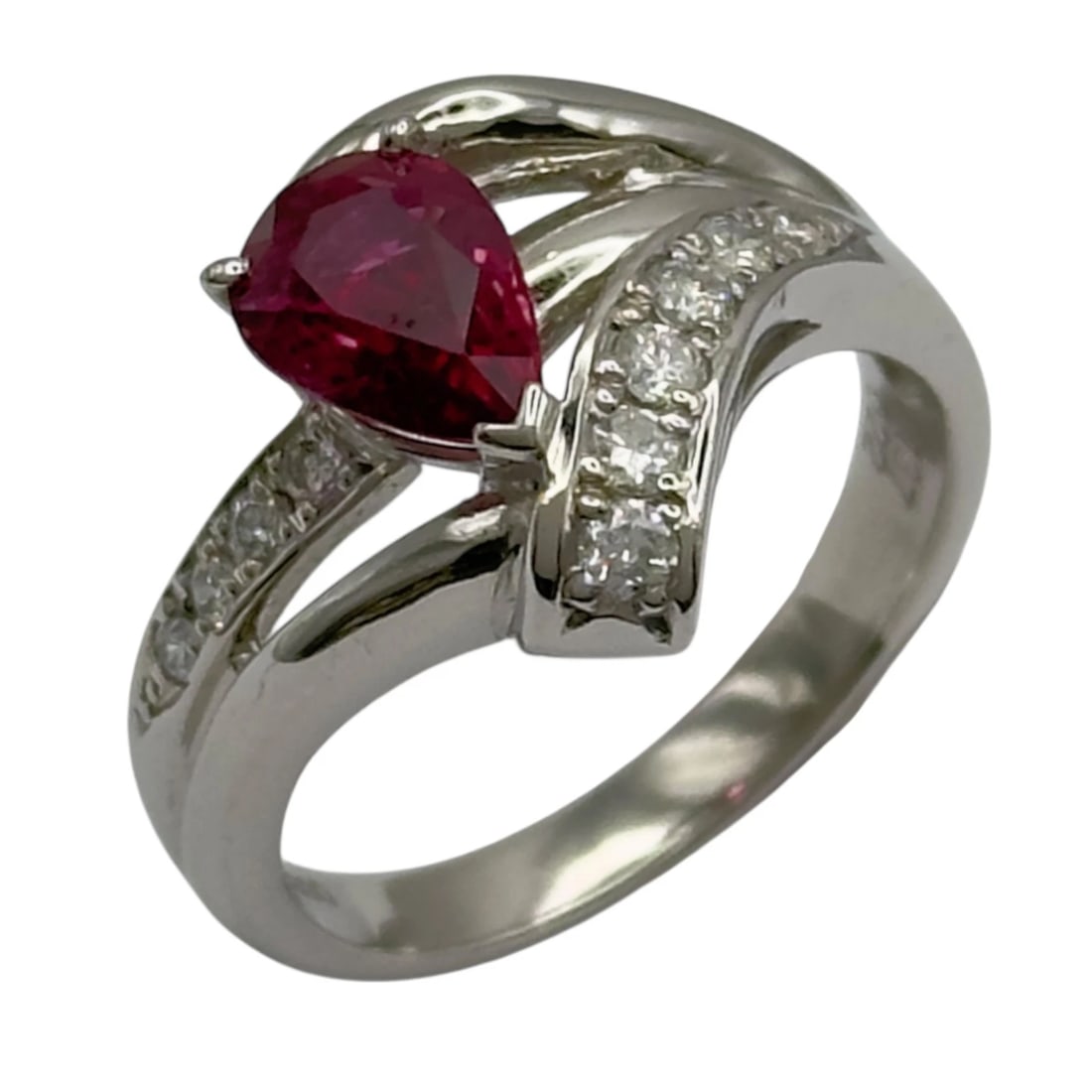 RUBY RING PLATINUM PT900 JEWELRY: Ruby Ring Platinum Pt900 Jewelry Brand: Unbranded Type/Style: Ring Material: Pt900, Main Stone Ruby Color: PT Size: 6.5 US Accessories: None Accessories Notice: When purchasing pre-owned g