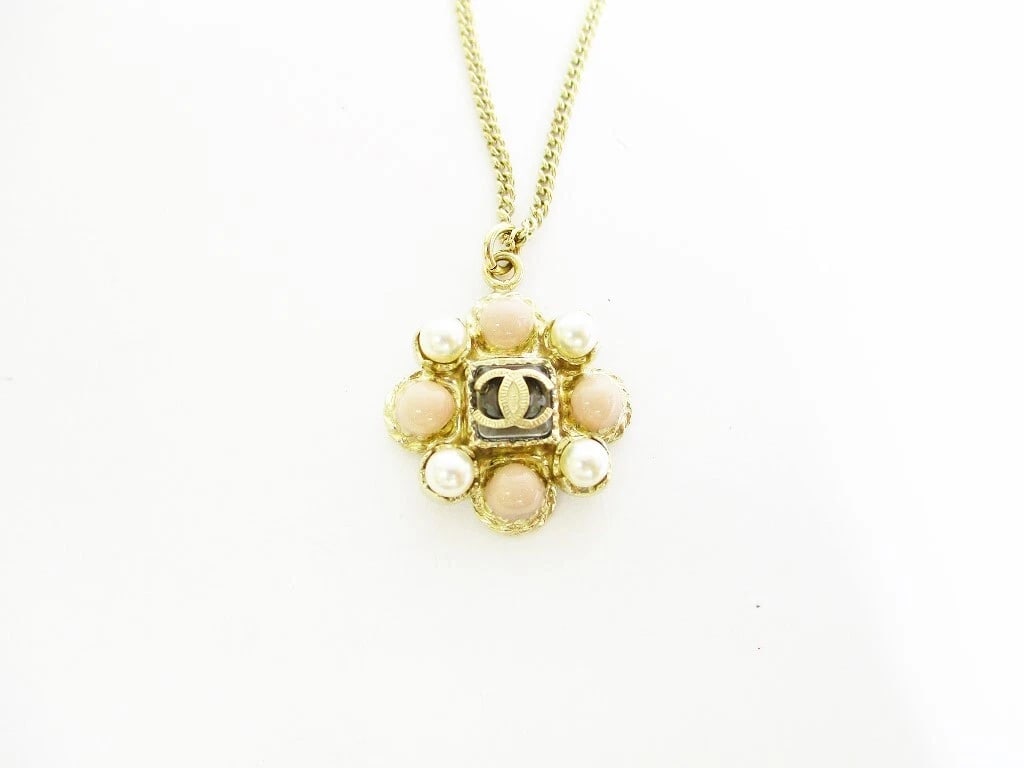 CHANEL CC LOGO COCO MARK PLASTIC GOLD CHAIN NECKLACE PEARL WHITE X LIGHT PINK: Chanel CC Logo Coco Mark Plastic Gold Chain Necklace Pearl White x Light Pink Brand: Chanel Type/Style: Necklace Material: Steel, Color: gold Size: Approximately Chain total length 60cm Top width - 2c