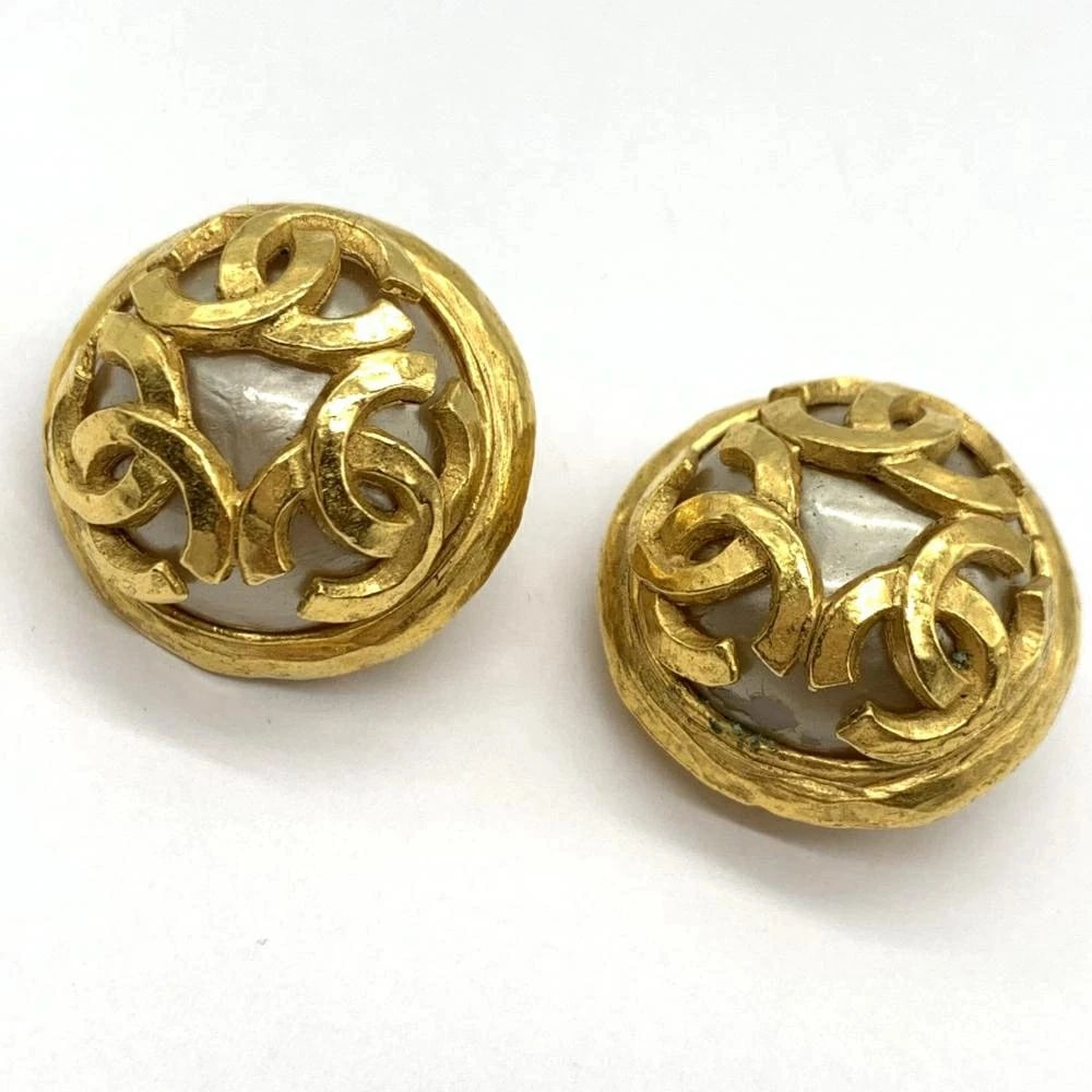 CHANEL EARRINGS WOMEN TRIPLE COCO MARK PEARL GOLD GP: Chanel Earrings Women Triple Coco Mark Pearl Gold GP Brand: CHANEL Type/Style: Earrings Material: GP, Color: GOLD Size: approx. 2.5cm in diameter Accessories: None Accessories Notice: When