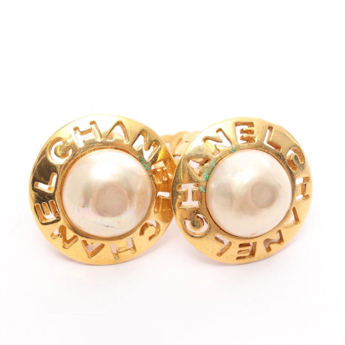CHANEL EARRINGS LOGO GP GOLD PEARL WOMEN'S GOLD WHITE: CHANEL Earrings Logo GP Gold Pearl Women's Gold White Brand: CHANEL Type/Style: Earrings Material: GP (Gold Plated), Faux Pearl, Color: Gold/White Size: Approx. 2.5cm (width) Approx. 2.5cm x 2.5cm App