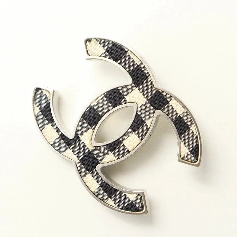 CHANEL BROOCH SILVER METAL BLACK & WHITE: CHANEL Brooch Silver Metal Black & White Brand: CHANEL Type/Style: Brooch Material: Metal, Color: Silver / Black / White Size: Length: H3xW4cm Accessories: None Accessories Notice: When pu