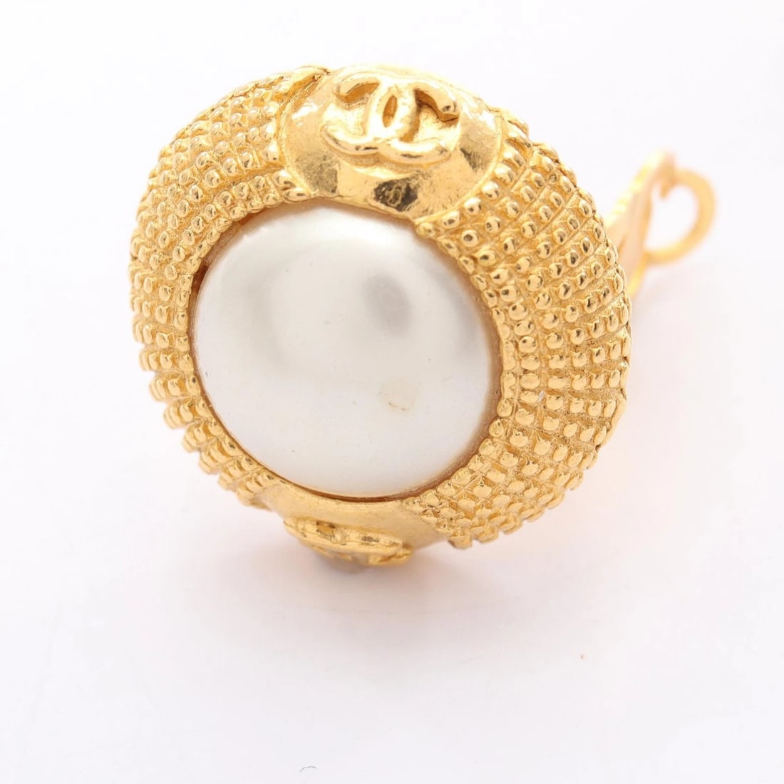 CHANEL EARRINGS COCO MARK GP PEARL GOLD WHITE: CHANEL Earrings Coco Mark GP Pearl Gold White Brand: CHANEL Type/Style: earrings Material: GP (Gold Plated), Faux Pearl, Color: Gold/ White Size: Approx. 2.2cm (width) Approx. 2.2cm x 2.2cm Approx. 22