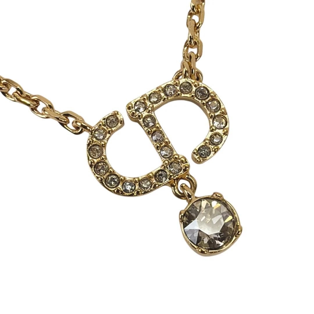 DIOR PETIT CD NECKLACE GOLD CRYSTAL LOGO PENDANT: DIOR Petit CD Necklace Gold Crystal Logo Pendant Brand: Christian Dior Type/Style: Necklace Material: Metal x Crystal, Color: GOLD Size: Top: Approx. 14mm x 9mm Chain: Approx. 38cm-42cm (adjustable